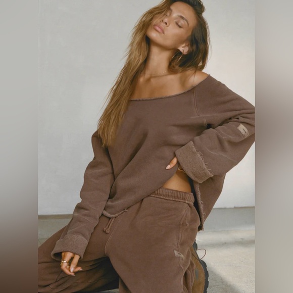 Joah Brown Off the Shoulder
Slouchy Sweatshirt Brown Size L NWT - Picture 2 of 7
